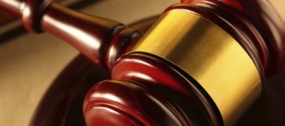 رجل في هامترامك يواجه تهما بالإرهاب والتهديد بقتل قاضية المدينة