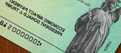 الديمقراطيون يوافقون على مقترح ترامب بصرف شيكات بقيمة 2000 دولار